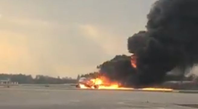 Avión se incendió al aterrizar en aeropuerto de Rusia y dejó al menos 13 muertos