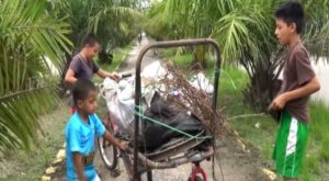 Niños reciclan plástico para ayudar a su mamá en Tarapoto