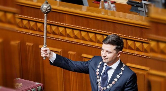 Comediante juró como presidente ucraniano y ordenó la disolución del Parlamento