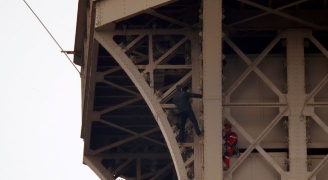 París: Detienen a un hombre mientras escalaba la torre Eiffel