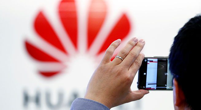 China llama a EEUU a corregir «errores» mientras restricción a Huawei altera cadenas de suministros