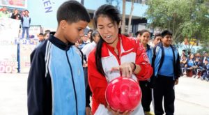 Bowling presente en Lima 2019 llegó a colegio de Ventanilla