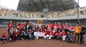 Niños de Villa María del Triunfo disfrutaron de una clase maestra de Softbol