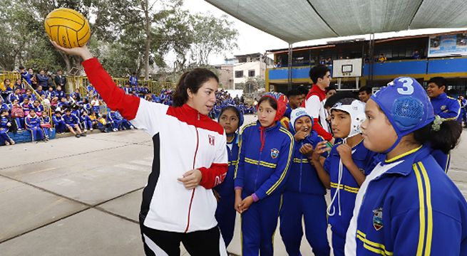 Lima 2019: equipo peruano de waterpolo realizó exhibición en colegio de VMT