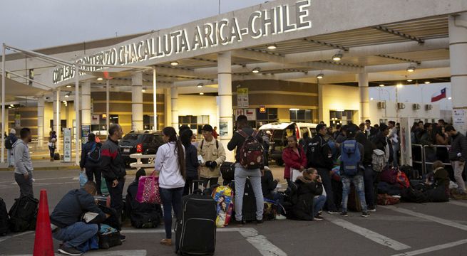 Cientos de migrantes venezolanos permanecen varados en la frontera de Perú y Chile