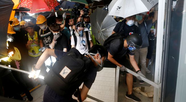 China: manifestantes destrozan Parlamento de Hong Kong
