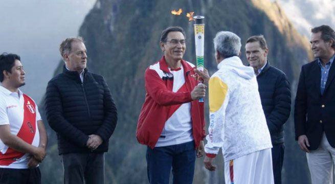 Antorcha Panamericana es encendida y recibida por presidente Martín Vizcarra