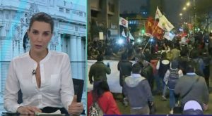 Manifestantes marchan en el Centro de Lima apoyando el cierre del Congreso