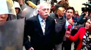 Carlos Tubino fue agredido tras querer ingresar al Congreso [VIDEO]