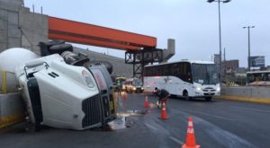 Caos vehicular por camiones volcados en el puente Caquetá
