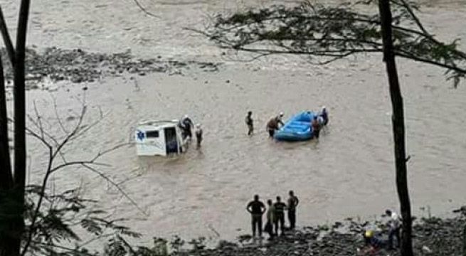 Cusco: ambulancia cae a río Vilcanota y deja 1 muerto y 1 desaparecido