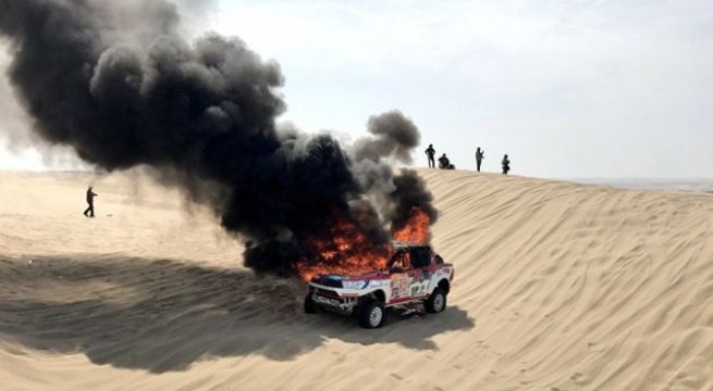 Dakar 2018: auto se incendió en pleno desierto rumbo a Marcona