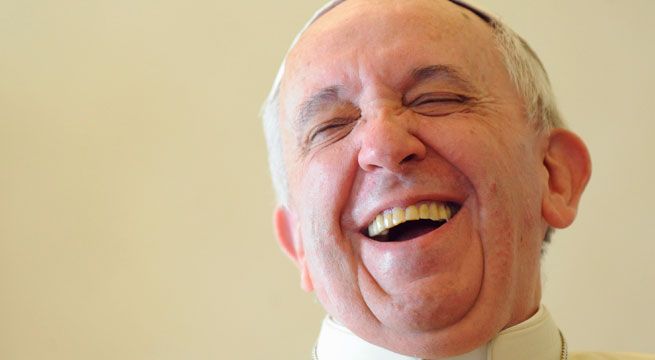 Papa Francisco bromea con periodista: “El vuelo será largo, aguántate 15 horas sentado”