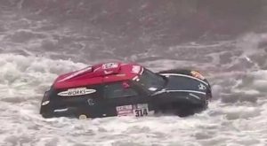 Dakar 2018: piloto tuvo que meter su auto al mar para bajar su temperatura