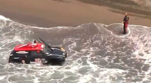 Dakar 2018: Piloto árabe ingresó al mar para apagar incendio en su auto