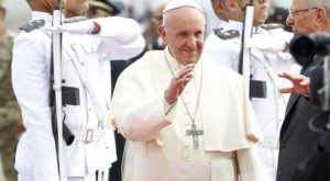 Papa Francisco arribó a Puerto Maldonado tras más de dos horas de viaje