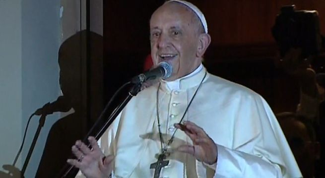 Papa Francisco bendijo a fieles en la Nunciatura y les pidió que vayan «despacito» a casa