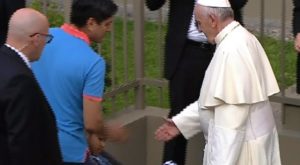 Francisco entregó rosario a niña en silla de ruedas antes de viajar a Puerto Maldonado