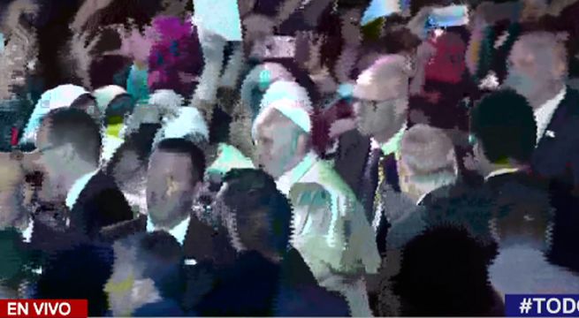 Cerco de seguridad se vino abajo cuando el papa Francisco saludaba a fieles en avenida Salaverry