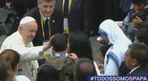 Papa Francisco bendijo a niños y sintió el calor de miles de peruanos