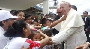 Papa Francisco fue recibido por autoridades de Trujillo y parte a Huanchaco para misa