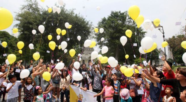 Papa Francisco: lanzan medio millar de globos con mensajes de esperanza