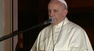 Papa Francisco rezó por enfermos que acudieron a saludarlo a la Nunciatura Apostólica