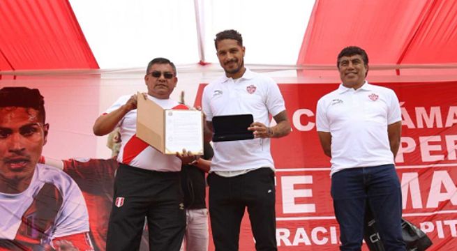 Paolo Guerrero recibió las «llaves de la ciudad» de Pachacámac