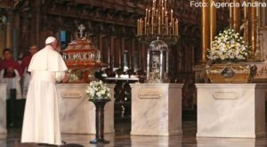 Papa Francisco rindió homenaje a los santos peruanos en la Catedral de Lima