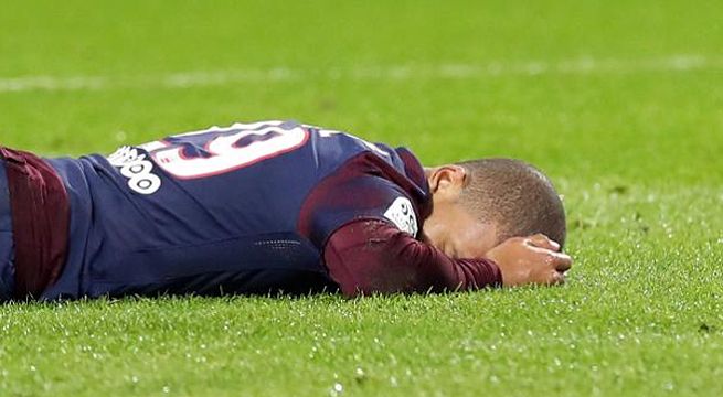 Brutal choque dejó a Kylian Mbappé con fisura cervical y se perderá duelo por Champions League