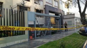 Surco: joven muere y pareja queda grave al caer de quinto piso