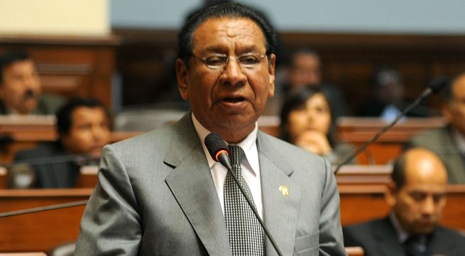 Congresista Justiniano Apaza plantea «restringir ingreso» de venezolanos al Perú