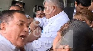Alcalde de Chorrillos pierde los papeles durante entrevista y se defiende con gritos y empujones
