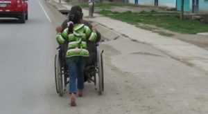 Huancayo: niña recorre 3 kilómetros junto a su abuelito en silla de ruedas