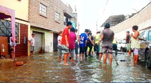Aniego de río Surco afectó decenas de viviendas y SEDAPAL responsabiliza al municipio