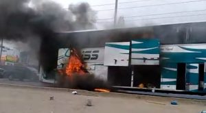 Bus se incendia frente a Mega Plaza en Independencia