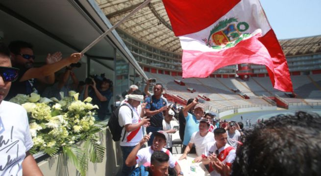 Daniel Peredo: hinchas ponen flores en cabina de radio donde narró goles de Perú