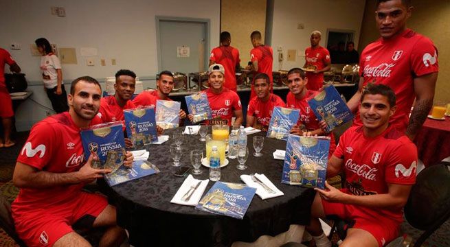 Selección peruana recibió el álbum Panini durante la concentración en Miami