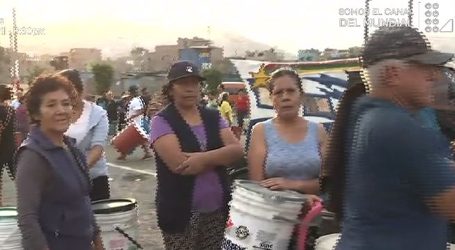 Vecinos de San Juan de Lurigancho realizan largas colas tras corte de agua