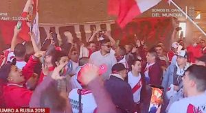 Cientos de hinchas recibieron a la selección peruana en Nueva Jersey