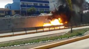 Automóvil se incendia y explota en la Vía Expresa del Paseo de la República