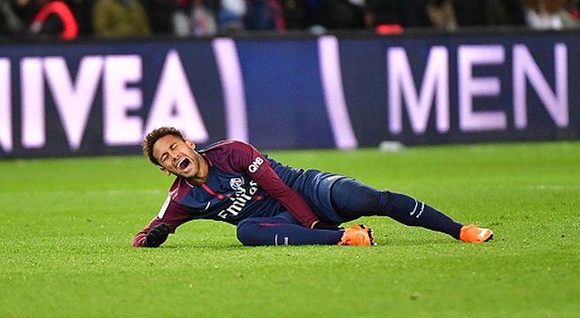 Neymar mostró su tobillo lesionado y preocupa a Brasil