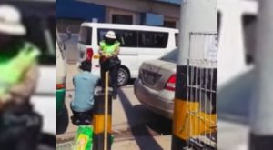 Policía castiga con ‘ranas’ a mal conductor en Arequipa