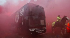 Así de accidentada fue la llegada del bus de Manchester City al estadio de Liverpool