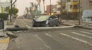 Miraflores: auto se estrella brutalmente contra poste y lo derriba