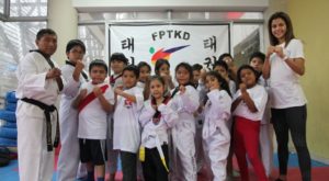 Atletas peruanos comparten sus experiencias con niños y jóvenes de la academia IPD