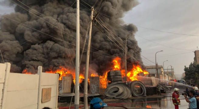 Incendio en Comas: Sedapal incrementa presión de agua para atender emergencia