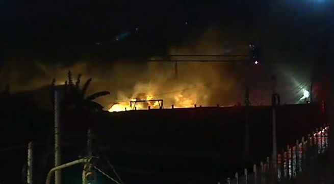 Incendio se reavivó en almacén del límite de Comas y San Martín de Porres