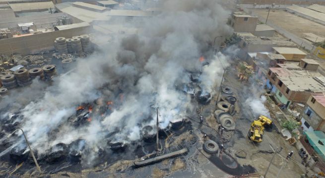 Incendio en Comas: continúa suspensión de clases en 100 colegios de la zona