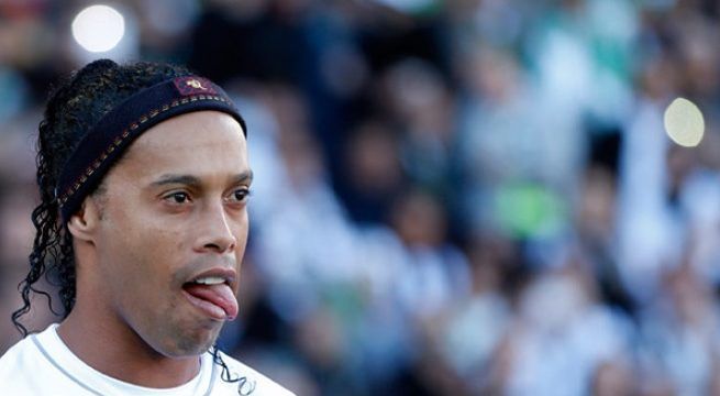 (Video) La emoción de Ronaldinho al recibir un homenaje en Etiopía
